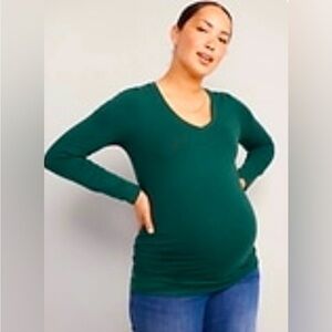 NWOT Old Navy maternity long sleeve tee